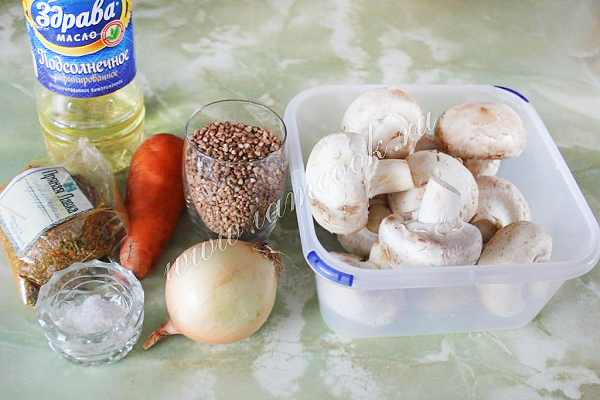 Zutaten für Buchweizen mit Pilzen, Zwiebeln und Karotten