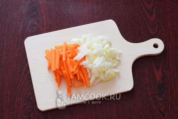 Die Zwiebeln und Karotten schneiden