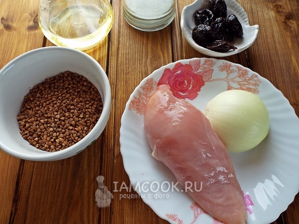 Ingredients for buckwheat with chicken in a pot in the oven