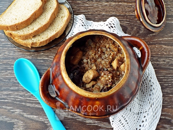 Photo of buckwheat with chicken in a pot in the oven