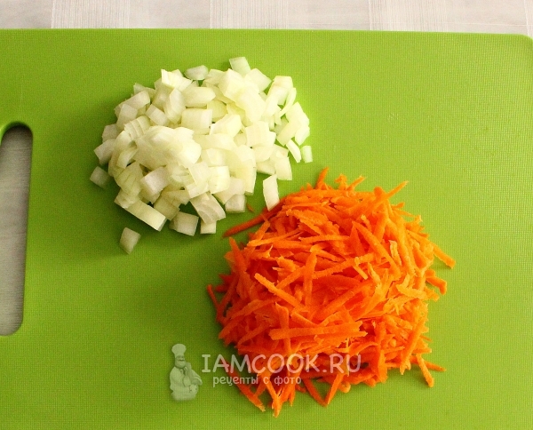 切洋葱和磨碎胡萝卜