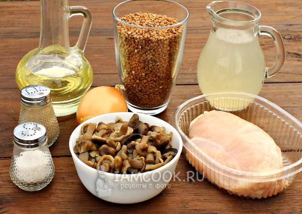 Bestandteile für das Kochen des Buchweizens mit Fleisch und Pilzen in einem multivark