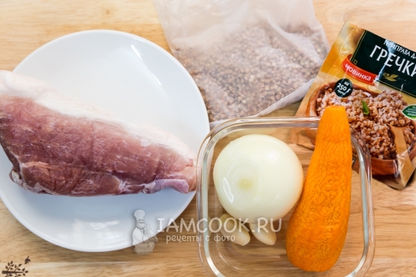 Ingredienti per il grano saraceno con carne nel calderone