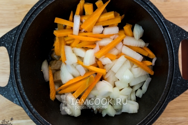 Metti cipolle e carote