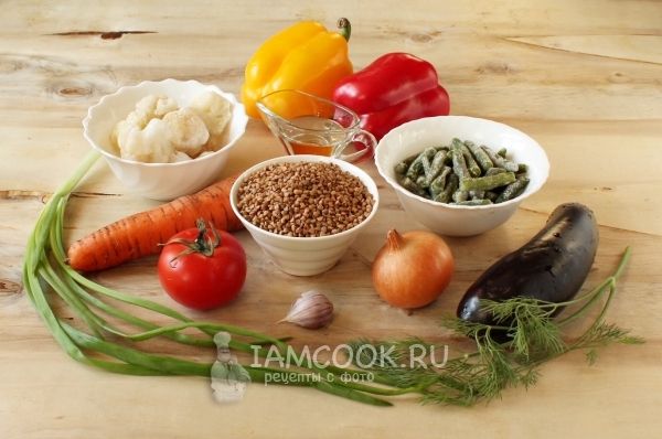 Ingredienser til boghvede med grøntsager i stegepande