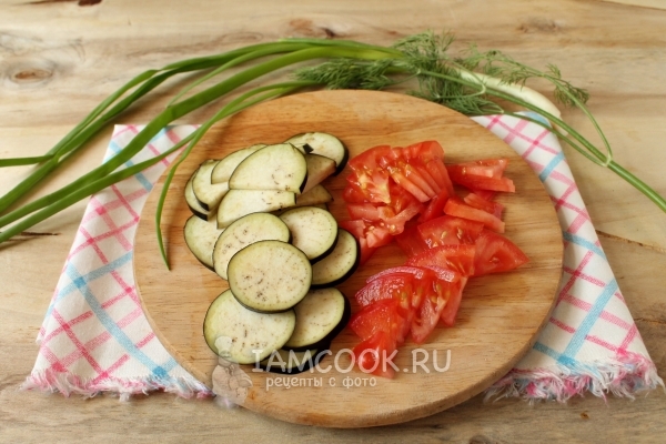 Нарежете патладжана и доматите