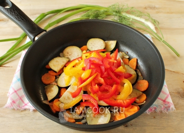 Поставете зеленчуците в тигана