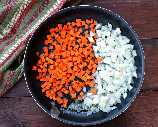 Сложете лук и моркови в тиган