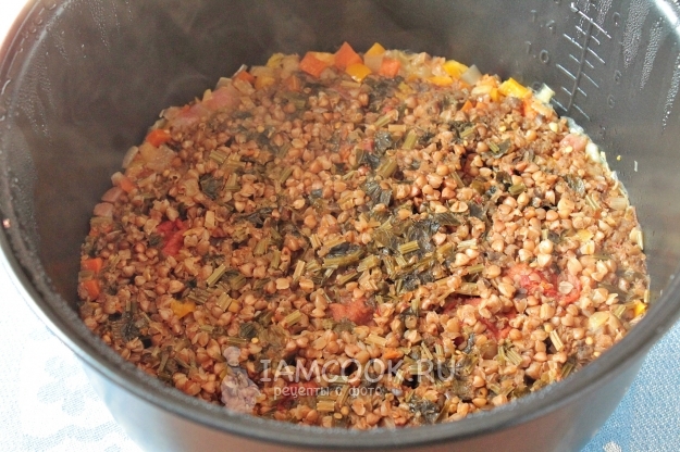 Helckwheat spreman za kuhanje s povrćem u multi-