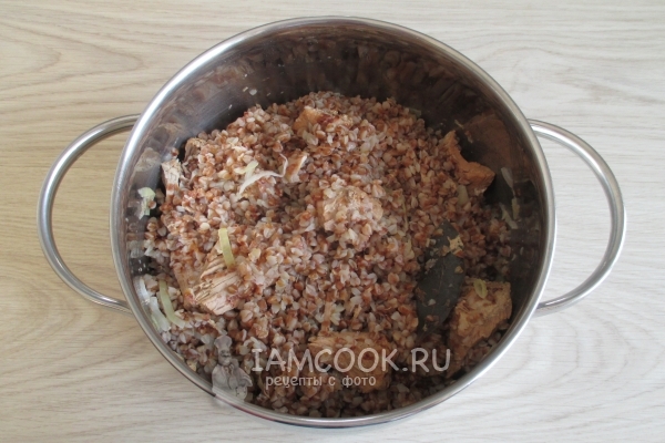 Foto buckwheat dengan rebusan dalam wajan