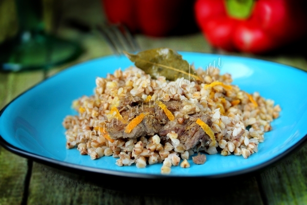 Resep untuk buckwheat dengan daging rebus di corong