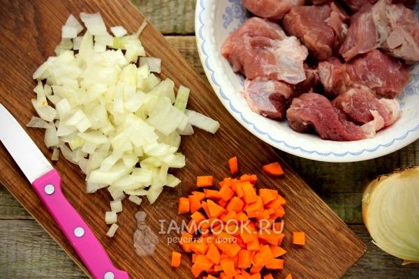Нарежете лука и морковите