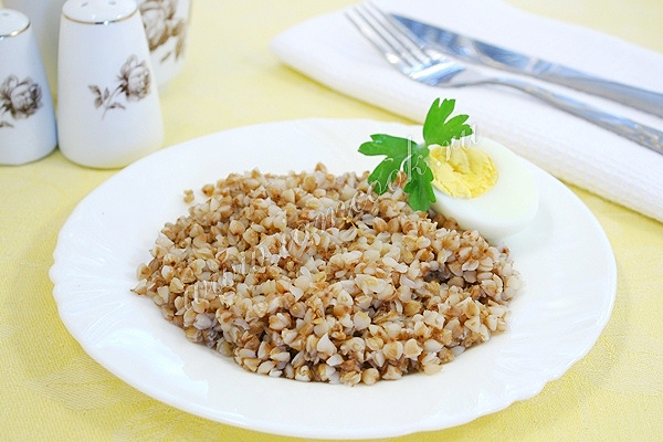 Porridge di grano saraceno con uovo