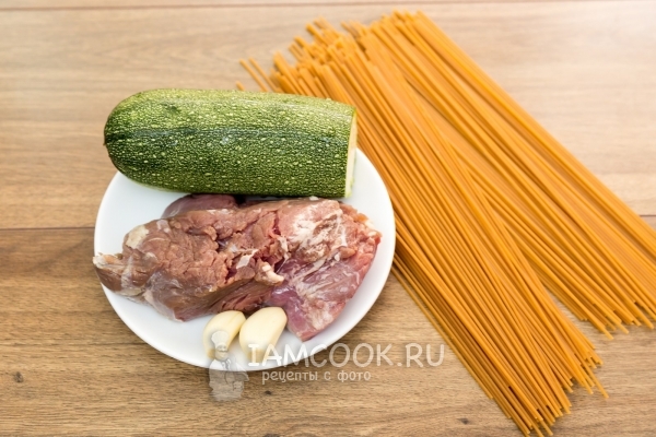 المكونات للمعكرونة الحنطة السوداء مع لحم البقر والخضروات