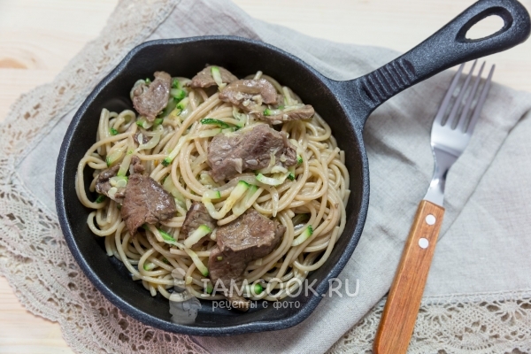 Συνταγή για noodles φαγόπυρο με το βόειο κρέας και τα λαχανικά