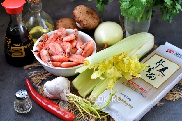 Ingredienti per tagliatelle di grano saraceno con gamberetti e verdure