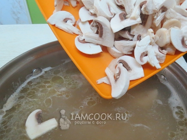 Put mushrooms in soup