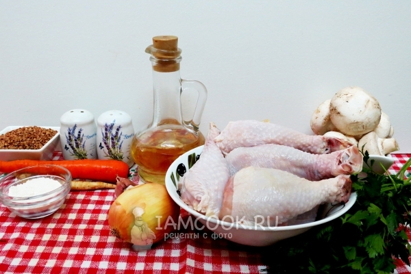 Ingredienser til boghvede suppe med svampe og kylling