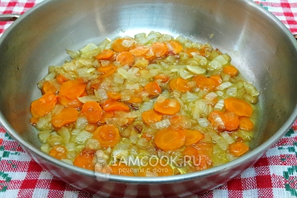 Fry the onions with carrots