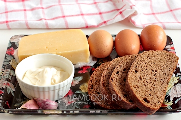 Sastojci za tost crnog kruha s sirom i jaja