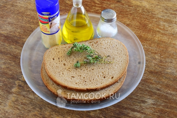 المكونات للخبز المحمص من الخبز الأسود في الفرن