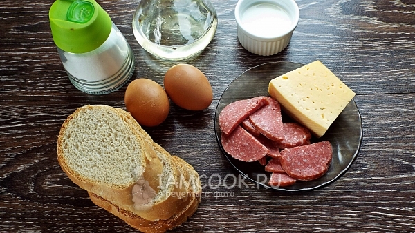 مكونات لتحميص الخبز مع النقانق والجبن في مقلاة