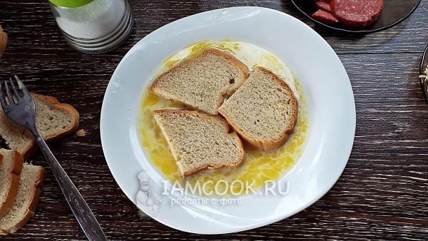Sumerja el pan en la mezcla de huevo