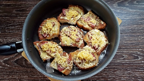 Снимка на тост с наденица и сирене в тиган