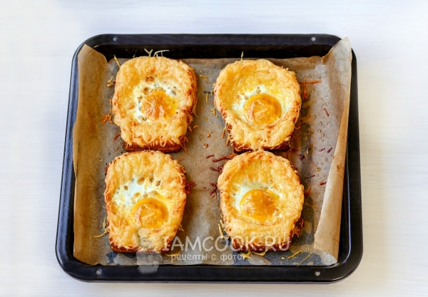 Croissanter med ost og æg i ovnen