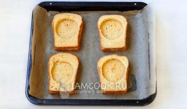 Βάλτε το ψωμί στο φύλλο ψησίματος