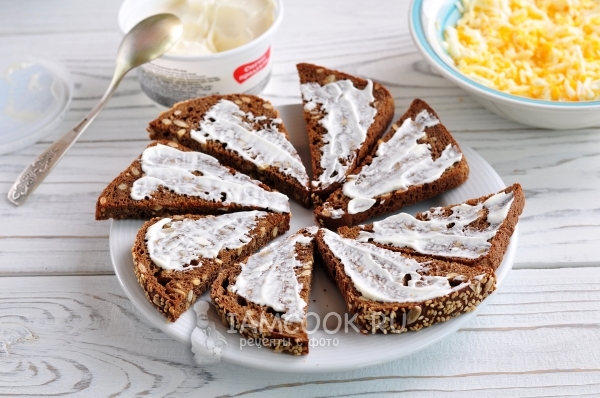 Creamed toasts with mayonnaise