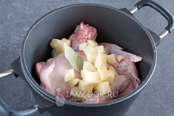 Položte kuřecí maso a brambory