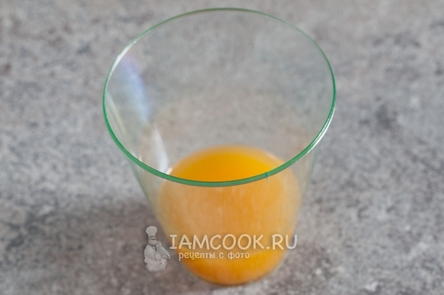 Spremere il succo di un'arancia