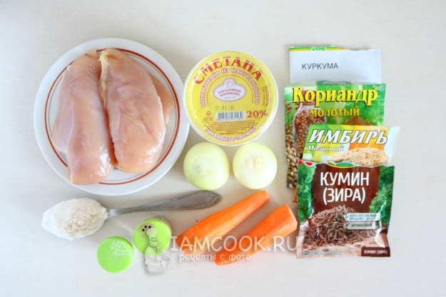 Ingredienser til kyllingegulash i en multicrew (fra kyllingefilet)