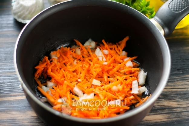 Freír las cebollas con zanahorias
