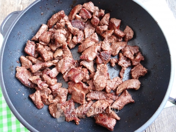 اقلي اللحم في مقلاة