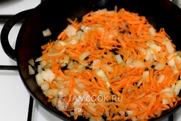Freír cebollas y zanahorias
