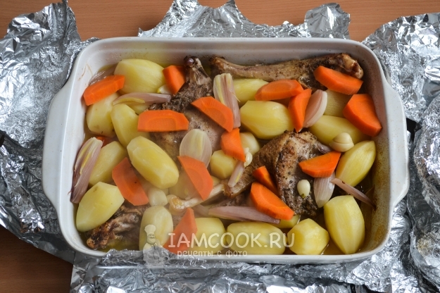 אופים אווז עם ירקות בתנור
