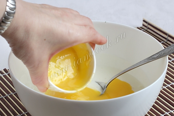 Gießen Sie die geschmolzene Butter