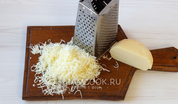 Nasjeckajte sir na grater