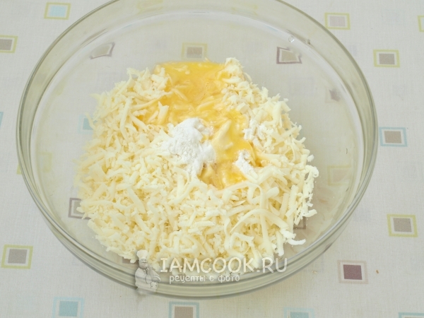 Sekoita juusto, muna ja jauhot