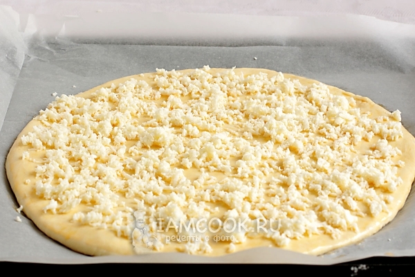 Stendere l'impasto e cospargere di formaggio