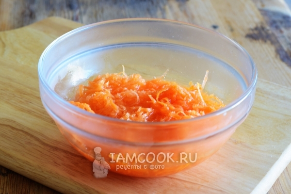उबलते पानी के साथ गाजर डालो