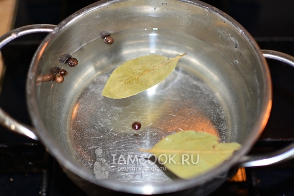 Put pepper and bay leaf in water