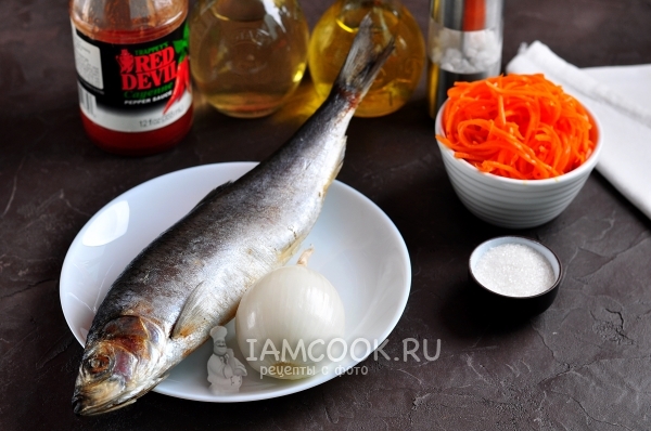 Ingredientes para arenque pesado en estilo coreano con zanahorias en casa