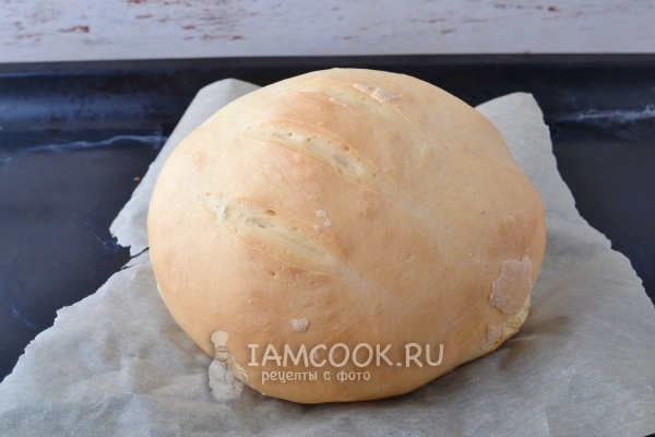Ready-made wheat bread with leaven in the oven
