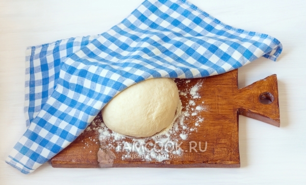 Покрийте тестото с кърпа