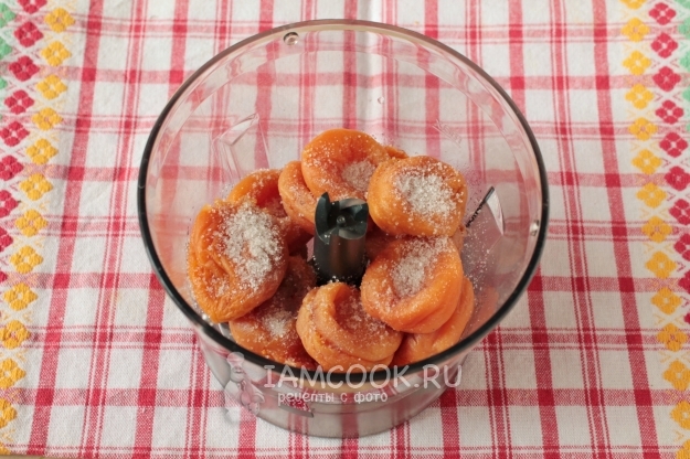 Vložte sušené meruňky a cukr do mixéru