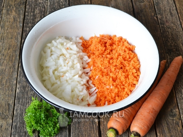 Grind Zwiebeln und Karotten