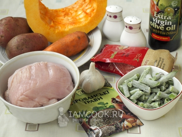Ingredientes para pavo al horno con verduras en el horno